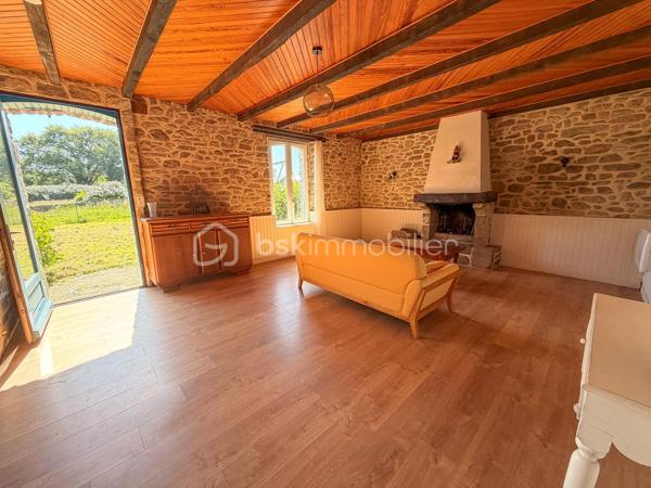 BELZ – En exclusivité chez BSK Immobilier

✨ Coup de cœur assuré pour cette charmante maison en pierre idéalement située à Belz, dans un environnement recherché, à seulement 500 m des sentiers côtiers de la ria d’Étel et à 20 minutes à pied du centre-bourg.

D’une superficie d’environ 82 m², cette maison pleine de charme se compose :

Au rez-de-chaussée :
Une belle et lumineuse pièce de vie d’environ 44 m² avec cuisine ouverte, idéale pour les moments de convivialité, ainsi qu’une salle d’eau/buanderie et un WC indépendant.
À l’étage :
Un palier dessert 3 chambres ainsi qu’une pièce d’eau avec WC.

Un hangar attenant complète l’ensemble, parfait pour le stockage du bois, du matériel ou des équipements de loisirs.

Le tout sur une parcelle d’environ 650 m² avec chemin d’accès privatif.

✅ Les atouts :

Secteur prisé et calme
Proximité immédiate de la ria d’Étel
Charme authentique de la pierre
Grande pièce de vie chaleureuse
Potentiel résidence principale ou maison de vacances

Une maison idéale pour profiter du cadre exceptionnel de Belz entre terre et mer.