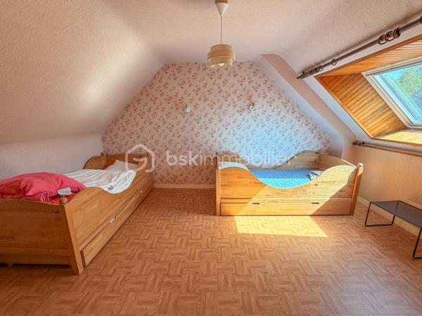 BELZ – En exclusivité chez BSK Immobilier

✨ Coup de cœur assuré pour cette charmante maison en pierre idéalement située à Belz, dans un environnement recherché, à seulement 500 m des sentiers côtiers de la ria d’Étel et à 20 minutes à pied du centre-bourg.

D’une superficie d’environ 82 m², cette maison pleine de charme se compose :

Au rez-de-chaussée :
Une belle et lumineuse pièce de vie d’environ 44 m² avec cuisine ouverte, idéale pour les moments de convivialité, ainsi qu’une salle d’eau/buanderie et un WC indépendant.
À l’étage :
Un palier dessert 3 chambres ainsi qu’une pièce d’eau avec WC.

Un hangar attenant complète l’ensemble, parfait pour le stockage du bois, du matériel ou des équipements de loisirs.

Le tout sur une parcelle d’environ 650 m² avec chemin d’accès privatif.

✅ Les atouts :

Secteur prisé et calme
Proximité immédiate de la ria d’Étel
Charme authentique de la pierre
Grande pièce de vie chaleureuse
Potentiel résidence principale ou maison de vacances

Une maison idéale pour profiter du cadre exceptionnel de Belz entre terre et mer.