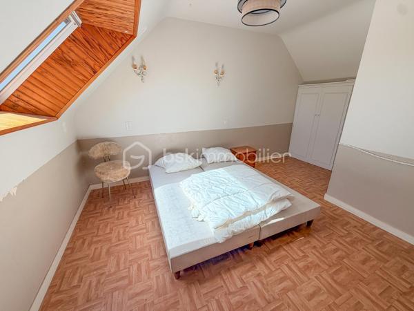 BELZ – En exclusivité chez BSK Immobilier

✨ Coup de cœur assuré pour cette charmante maison en pierre idéalement située à Belz, dans un environnement recherché, à seulement 500 m des sentiers côtiers de la ria d’Étel et à 20 minutes à pied du centre-bourg.

D’une superficie d’environ 82 m², cette maison pleine de charme se compose :

Au rez-de-chaussée :
Une belle et lumineuse pièce de vie d’environ 44 m² avec cuisine ouverte, idéale pour les moments de convivialité, ainsi qu’une salle d’eau/buanderie et un WC indépendant.
À l’étage :
Un palier dessert 3 chambres ainsi qu’une pièce d’eau avec WC.

Un hangar attenant complète l’ensemble, parfait pour le stockage du bois, du matériel ou des équipements de loisirs.

Le tout sur une parcelle d’environ 650 m² avec chemin d’accès privatif.

✅ Les atouts :

Secteur prisé et calme
Proximité immédiate de la ria d’Étel
Charme authentique de la pierre
Grande pièce de vie chaleureuse
Potentiel résidence principale ou maison de vacances

Une maison idéale pour profiter du cadre exceptionnel de Belz entre terre et mer.