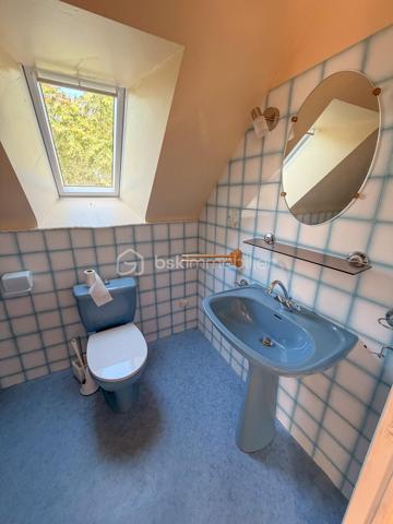 BELZ – En exclusivité chez BSK Immobilier

✨ Coup de cœur assuré pour cette charmante maison en pierre idéalement située à Belz, dans un environnement recherché, à seulement 500 m des sentiers côtiers de la ria d’Étel et à 20 minutes à pied du centre-bourg.

D’une superficie d’environ 82 m², cette maison pleine de charme se compose :

Au rez-de-chaussée :
Une belle et lumineuse pièce de vie d’environ 44 m² avec cuisine ouverte, idéale pour les moments de convivialité, ainsi qu’une salle d’eau/buanderie et un WC indépendant.
À l’étage :
Un palier dessert 3 chambres ainsi qu’une pièce d’eau avec WC.

Un hangar attenant complète l’ensemble, parfait pour le stockage du bois, du matériel ou des équipements de loisirs.

Le tout sur une parcelle d’environ 650 m² avec chemin d’accès privatif.

✅ Les atouts :

Secteur prisé et calme
Proximité immédiate de la ria d’Étel
Charme authentique de la pierre
Grande pièce de vie chaleureuse
Potentiel résidence principale ou maison de vacances

Une maison idéale pour profiter du cadre exceptionnel de Belz entre terre et mer.