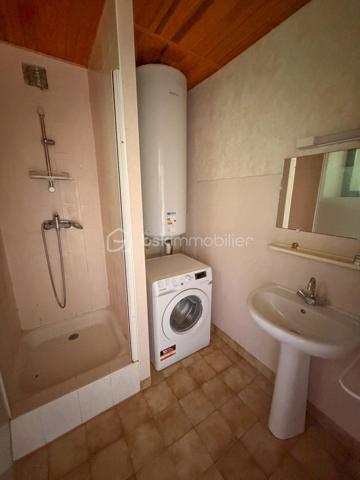 BELZ – En exclusivité chez BSK Immobilier

✨ Coup de cœur assuré pour cette charmante maison en pierre idéalement située à Belz, dans un environnement recherché, à seulement 500 m des sentiers côtiers de la ria d’Étel et à 20 minutes à pied du centre-bourg.

D’une superficie d’environ 82 m², cette maison pleine de charme se compose :

Au rez-de-chaussée :
Une belle et lumineuse pièce de vie d’environ 44 m² avec cuisine ouverte, idéale pour les moments de convivialité, ainsi qu’une salle d’eau/buanderie et un WC indépendant.
À l’étage :
Un palier dessert 3 chambres ainsi qu’une pièce d’eau avec WC.

Un hangar attenant complète l’ensemble, parfait pour le stockage du bois, du matériel ou des équipements de loisirs.

Le tout sur une parcelle d’environ 650 m² avec chemin d’accès privatif.

✅ Les atouts :

Secteur prisé et calme
Proximité immédiate de la ria d’Étel
Charme authentique de la pierre
Grande pièce de vie chaleureuse
Potentiel résidence principale ou maison de vacances

Une maison idéale pour profiter du cadre exceptionnel de Belz entre terre et mer.
