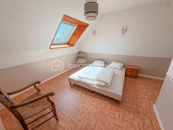 BELZ – En exclusivité chez BSK Immobilier

✨ Coup de cœur assuré pour cette charmante maison en pierre idéalement située à Belz, dans un environnement recherché, à seulement 500 m des sentiers côtiers de la ria d’Étel et à 20 minutes à pied du centre-bourg.

D’une superficie d’environ 82 m², cette maison pleine de charme se compose :

Au rez-de-chaussée :
Une belle et lumineuse pièce de vie d’environ 44 m² avec cuisine ouverte, idéale pour les moments de convivialité, ainsi qu’une salle d’eau/buanderie et un WC indépendant.
À l’étage :
Un palier dessert 3 chambres ainsi qu’une pièce d’eau avec WC.

Un hangar attenant complète l’ensemble, parfait pour le stockage du bois, du matériel ou des équipements de loisirs.

Le tout sur une parcelle d’environ 650 m² avec chemin d’accès privatif.

✅ Les atouts :

Secteur prisé et calme
Proximité immédiate de la ria d’Étel
Charme authentique de la pierre
Grande pièce de vie chaleureuse
Potentiel résidence principale ou maison de vacances

Une maison idéale pour profiter du cadre exceptionnel de Belz entre terre et mer.