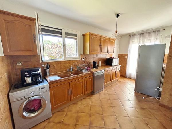 Maison 4 pièce(s) sur sous-sol et 838 m² de terrain.