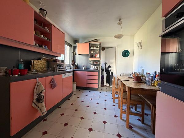 Maison familiale avec double salon, 4 chambres, patio, jardin