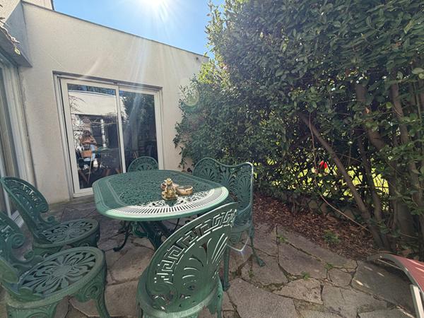 Maison familiale avec double salon, 4 chambres, patio, jardin