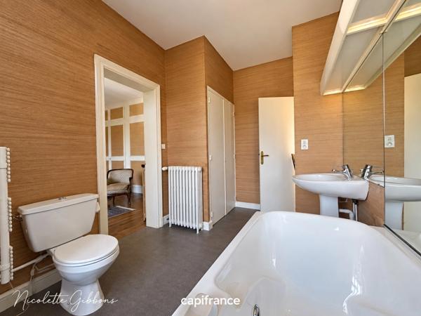 Ensemble de propriété - maison bourgeoise, deuxième logement/bureaux, grange, 1 hectare