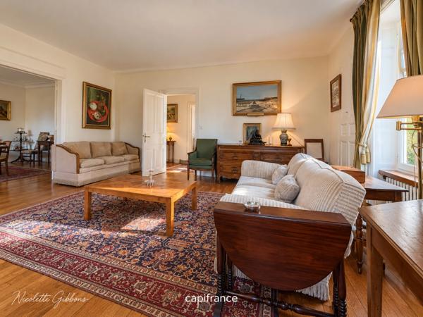 Ensemble de propriété - maison bourgeoise, deuxième logement/bureaux, grange, 1 hectare