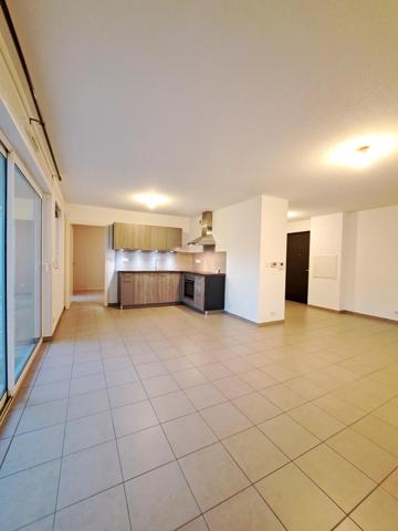 Situé à Mulhouse (68100) bel appartement en rez-de-jardin de 55 m2 dans une résidence de standingde 2014, quartier nouveaux Bassins, calme sans vis-à-vis avec terrasse de 18 m2- vue dégagée sur la nature proche commodités et axes autoroutiers