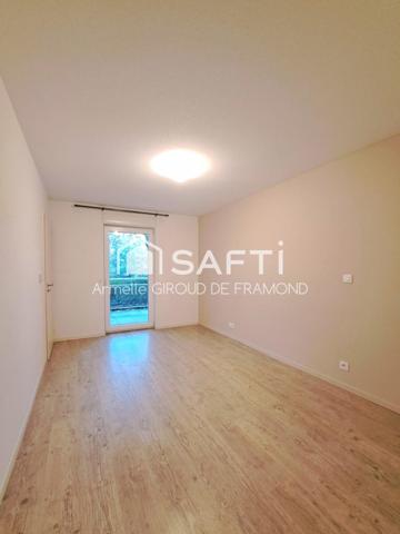 Situé à Mulhouse (68100) bel appartement en rez-de-jardin de 55 m2 dans une résidence de standingde 2014, quartier nouveaux Bassins, calme sans vis-à-vis avec terrasse de 18 m2- vue dégagée sur la nature proche commodités et axes autoroutiers