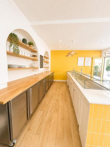 Vous recherchez un commerce bénéficiant d’une adresse stratégique, d’un loyer particulièrement attractif et d’un véritable potentiel de développement ? Cette opportunité est faite pour vous.

Située sur un boulevard très recherché du 17 eme arrondissement cette épicerie fine profite d’un emplacement de premier ordre, au cœur d’un secteur dynamique mêlant habitations, bureaux, commerces de proximité et flux constant de passants. Une localisation idéale pour fidéliser une clientèle de quartier tout en attirant une clientèle de passage à fort pouvoir d’achat.

Le local développe une surface d’environ 60 m², parfaitement adaptée à une activité d’épicerie fine, de produits du terroir, de gastronomie, de cave à vins, de produits bio, d’épicerie internationale ou à toute autre activité autorisée par le bail commercial en cours.

L’un de ses plus grands atouts réside dans son loyer exceptionnel de seulement 1 000 € par mois, un montant particulièrement compétitif pour ce secteur recherché. Cette faible charge locative permet de préserver une excellente rentabilité et constitue un véritable avantage pour un entrepreneur souhaitant démarrer ou développer son activité dans les meilleures conditions.

Le commerce bénéficie d’une belle visibilité grâce à sa façade sur un axe très fréquenté. Son environnement commerçant et résidentiel offre un important potentiel de chiffre d’affaires, avec une clientèle régulière composée de riverains, de salariés, de professionnels et de visiteurs.

Cette affaire représente une excellente opportunité pour un commerçant passionné souhaitant exploiter immédiatement un point de vente déjà en place ou créer un concept original autour de la restauration . Elle conviendra également parfaitement à un investisseur ou à une enseigne désireuse de s’implanter dans un quartier vivant et recherché.

• Loyer exceptionnel de seulement 1 000 €

Prix de cession : 95 000 € (matériel compris)

Les opportunités réunissant un emplacement de qualité, un loyer aussi faible et un fort potentiel sont devenues particulièrement rares sur le marché. Que vous soyez commerçant expérimenté, entrepreneur en reconversion ou porteur d’un nouveau concept, ce local constitue une base idéale pour développer une activité rentable et pérenne.

Pour obtenir davantage d’informations, organiser une visite ou étudier les possibilités offertes par ce commerce, n’hésitez pas à nous contacter. Une visite vous permettra d’apprécier tout le potentiel de cette belle affaire.
