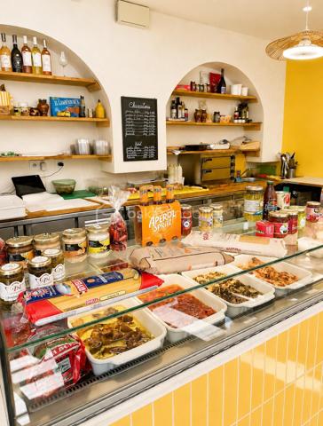Vous recherchez un commerce bénéficiant d’une adresse stratégique, d’un loyer particulièrement attractif et d’un véritable potentiel de développement ? Cette opportunité est faite pour vous.

Située sur un boulevard très recherché du 17 eme arrondissement cette épicerie fine profite d’un emplacement de premier ordre, au cœur d’un secteur dynamique mêlant habitations, bureaux, commerces de proximité et flux constant de passants. Une localisation idéale pour fidéliser une clientèle de quartier tout en attirant une clientèle de passage à fort pouvoir d’achat.

Le local développe une surface d’environ 60 m², parfaitement adaptée à une activité d’épicerie fine, de produits du terroir, de gastronomie, de cave à vins, de produits bio, d’épicerie internationale ou à toute autre activité autorisée par le bail commercial en cours.

L’un de ses plus grands atouts réside dans son loyer exceptionnel de seulement 1 000 € par mois, un montant particulièrement compétitif pour ce secteur recherché. Cette faible charge locative permet de préserver une excellente rentabilité et constitue un véritable avantage pour un entrepreneur souhaitant démarrer ou développer son activité dans les meilleures conditions.

Le commerce bénéficie d’une belle visibilité grâce à sa façade sur un axe très fréquenté. Son environnement commerçant et résidentiel offre un important potentiel de chiffre d’affaires, avec une clientèle régulière composée de riverains, de salariés, de professionnels et de visiteurs.

Cette affaire représente une excellente opportunité pour un commerçant passionné souhaitant exploiter immédiatement un point de vente déjà en place ou créer un concept original autour de la restauration . Elle conviendra également parfaitement à un investisseur ou à une enseigne désireuse de s’implanter dans un quartier vivant et recherché.

• Loyer exceptionnel de seulement 1 000 €

Prix de cession : 95 000 € (matériel compris)

Les opportunités réunissant un emplacement de qualité, un loyer aussi faible et un fort potentiel sont devenues particulièrement rares sur le marché. Que vous soyez commerçant expérimenté, entrepreneur en reconversion ou porteur d’un nouveau concept, ce local constitue une base idéale pour développer une activité rentable et pérenne.

Pour obtenir davantage d’informations, organiser une visite ou étudier les possibilités offertes par ce commerce, n’hésitez pas à nous contacter. Une visite vous permettra d’apprécier tout le potentiel de cette belle affaire.