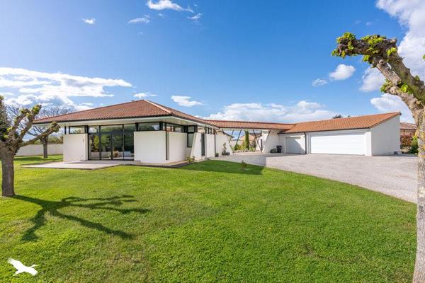 Maison à vendre |  Saint-Pierre-d'Eyraud |  6 pièces | 184 m²