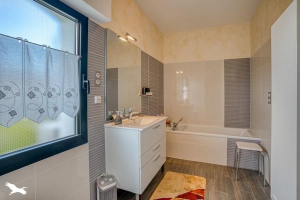 Maison à vendre |  Saint-Pierre-d'Eyraud |  6 pièces | 184 m²