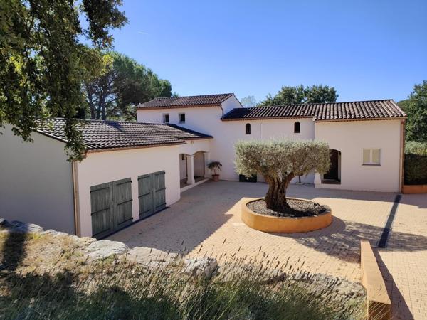 Villa de 2001 d'environ 200 m2 dont une annexe indépendante de 3 pièces sur terrain de 5340 m2.