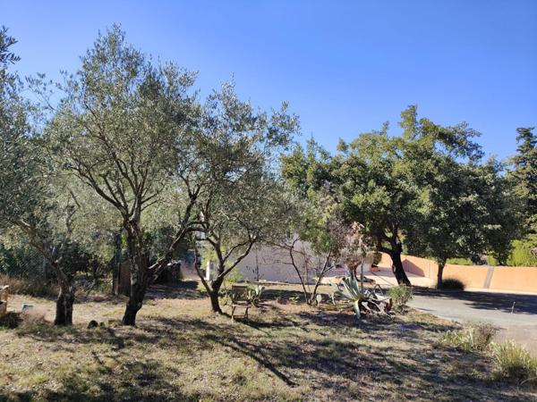 Villa de 2001 d'environ 200 m2 dont une annexe indépendante de 3 pièces sur terrain de 5340 m2.