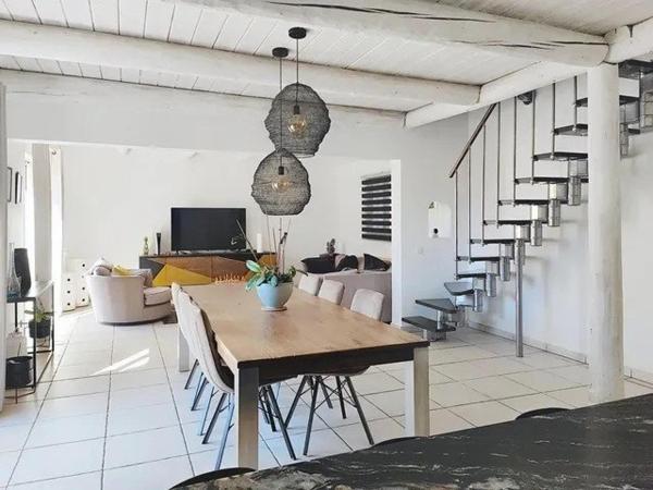 Villa de 2001 d'environ 200 m2 dont une annexe indépendante de 3 pièces sur terrain de 5340 m2.