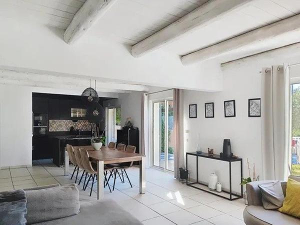 Villa de 2001 d'environ 200 m2 dont une annexe indépendante de 3 pièces sur terrain de 5340 m2.