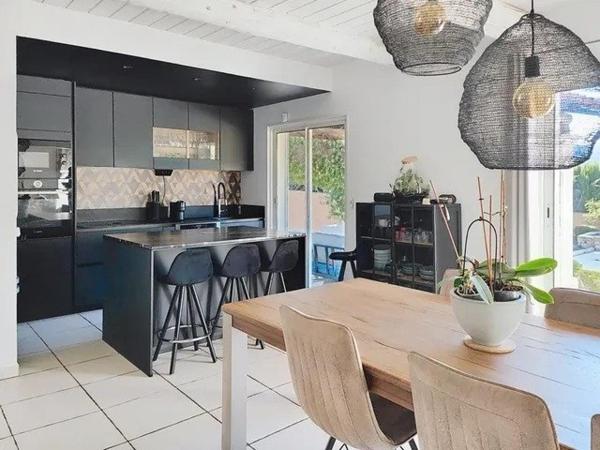 Villa de 2001 d'environ 200 m2 dont une annexe indépendante de 3 pièces sur terrain de 5340 m2.