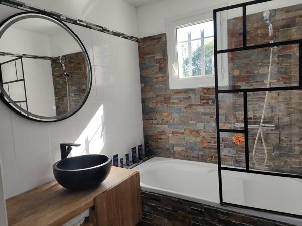 Villa de 2001 d'environ 200 m2 dont une annexe indépendante de 3 pièces sur terrain de 5340 m2.