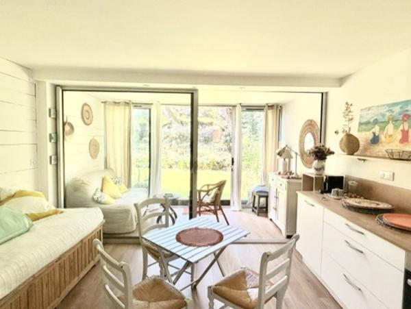 LE POULIGUEN-STUDIO DE 28M2-EXPOSÉ SUD-PROCHE COMMERCE ET PLAGE A PIED- AU CALME- VUE SUR VERDURE