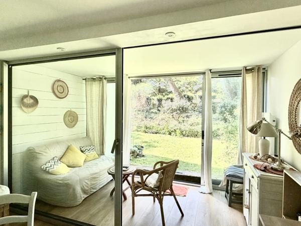 LE POULIGUEN-STUDIO DE 28M2-EXPOSÉ SUD-PROCHE COMMERCE ET PLAGE A PIED- AU CALME- VUE SUR VERDURE