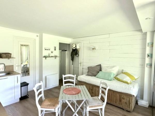 LE POULIGUEN-STUDIO DE 28M2-EXPOSÉ SUD-PROCHE COMMERCE ET PLAGE A PIED- AU CALME- VUE SUR VERDURE