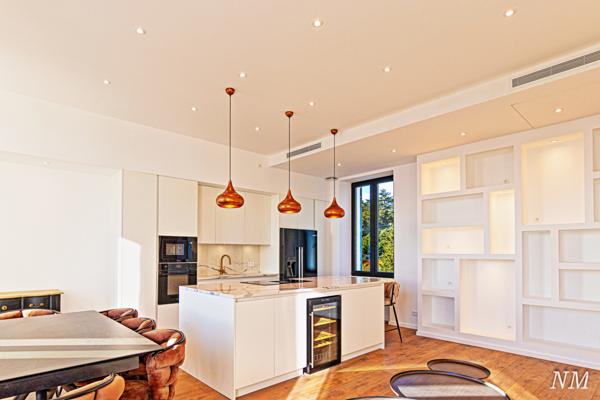 Sainte-Maxime (83120) Luxueux appartement T3 rénové vue mer panoramique centre Sainte-Maxime