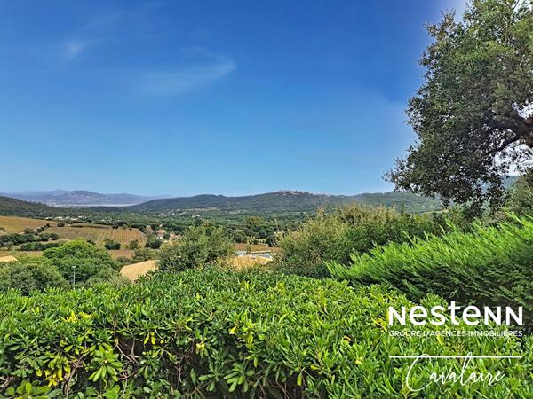 Maison d'environ 184 m² sur deux niveaux et un terrain d'environ 500 m² avec vue sur le golfe de Saint Tropez à proximité du centre-ville de la Croix Valmer