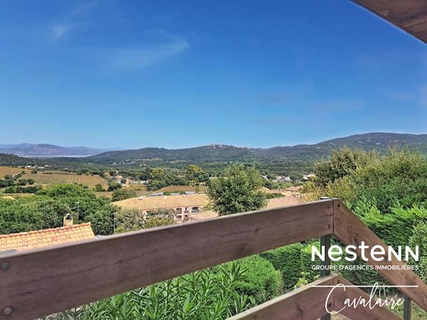 Maison d'environ 184 m² sur deux niveaux et un terrain d'environ 500 m² avec vue sur le golfe de Saint Tropez à proximité du centre-ville de la Croix Valmer