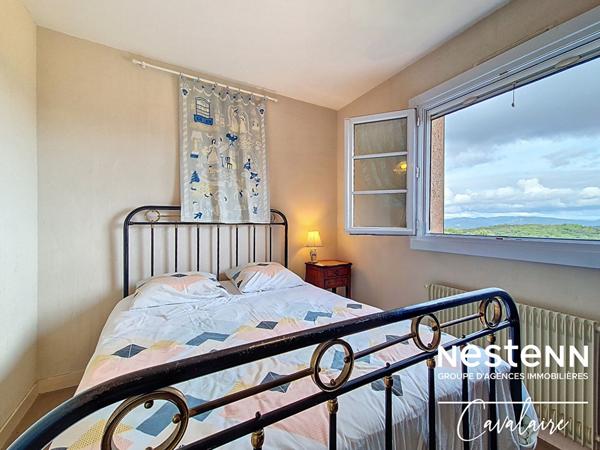 Maison d'environ 184 m² sur deux niveaux et un terrain d'environ 500 m² avec vue sur le golfe de Saint Tropez à proximité du centre-ville de la Croix Valmer