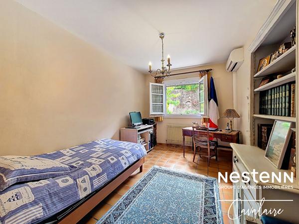 Maison d'environ 184 m² sur deux niveaux et un terrain d'environ 500 m² avec vue sur le golfe de Saint Tropez à proximité du centre-ville de la Croix Valmer