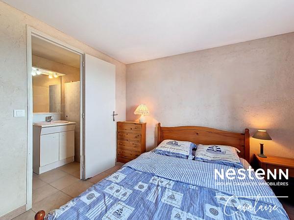 Maison d'environ 184 m² sur deux niveaux et un terrain d'environ 500 m² avec vue sur le golfe de Saint Tropez à proximité du centre-ville de la Croix Valmer