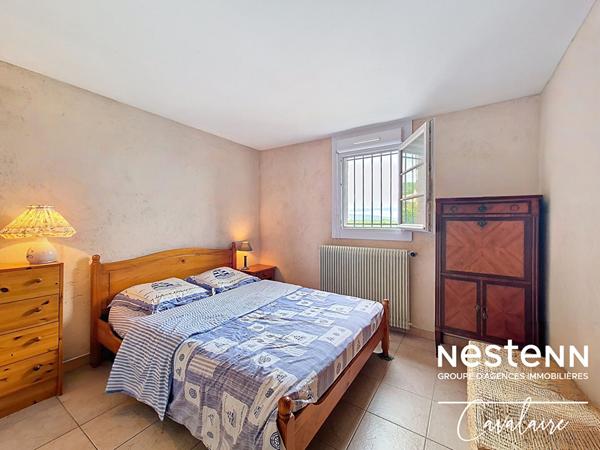 Maison d'environ 184 m² sur deux niveaux et un terrain d'environ 500 m² avec vue sur le golfe de Saint Tropez à proximité du centre-ville de la Croix Valmer