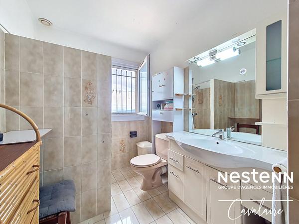 Maison d'environ 184 m² sur deux niveaux et un terrain d'environ 500 m² avec vue sur le golfe de Saint Tropez à proximité du centre-ville de la Croix Valmer