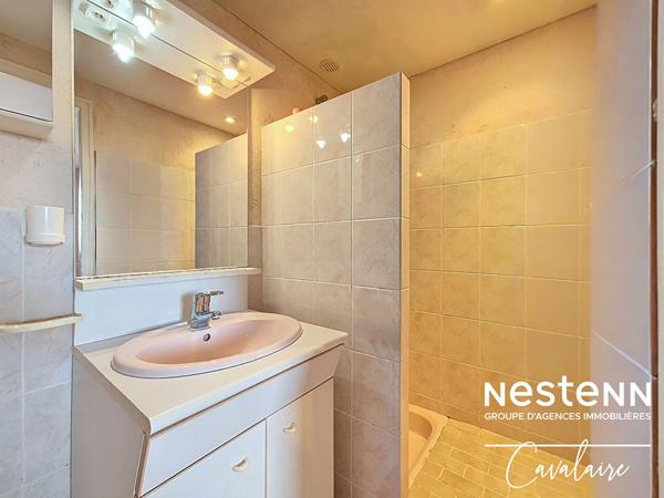 Maison d'environ 184 m² sur deux niveaux et un terrain d'environ 500 m² avec vue sur le golfe de Saint Tropez à proximité du centre-ville de la Croix Valmer