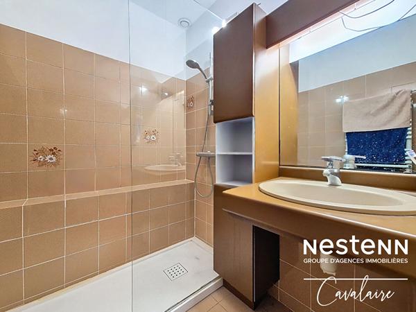 Maison d'environ 184 m² sur deux niveaux et un terrain d'environ 500 m² avec vue sur le golfe de Saint Tropez à proximité du centre-ville de la Croix Valmer