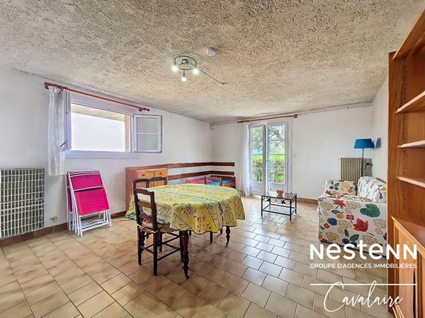 Maison d'environ 184 m² sur deux niveaux et un terrain d'environ 500 m² avec vue sur le golfe de Saint Tropez à proximité du centre-ville de la Croix Valmer