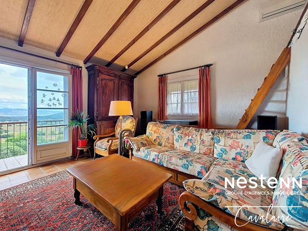 Maison d'environ 184 m² sur deux niveaux et un terrain d'environ 500 m² avec vue sur le golfe de Saint Tropez à proximité du centre-ville de la Croix Valmer