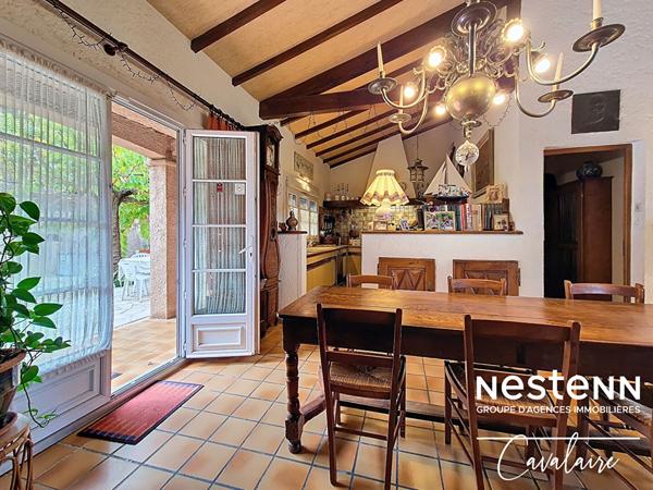 Maison d'environ 184 m² sur deux niveaux et un terrain d'environ 500 m² avec vue sur le golfe de Saint Tropez à proximité du centre-ville de la Croix Valmer