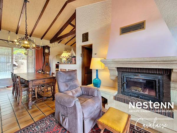 Maison d'environ 184 m² sur deux niveaux et un terrain d'environ 500 m² avec vue sur le golfe de Saint Tropez à proximité du centre-ville de la Croix Valmer