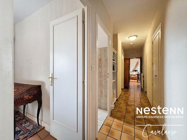 Maison d'environ 184 m² sur deux niveaux et un terrain d'environ 500 m² avec vue sur le golfe de Saint Tropez à proximité du centre-ville de la Croix Valmer