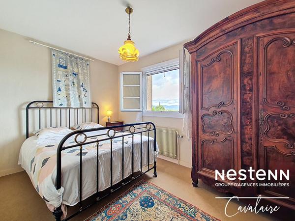 Maison d'environ 184 m² sur deux niveaux et un terrain d'environ 500 m² avec vue sur le golfe de Saint Tropez à proximité du centre-ville de la Croix Valmer