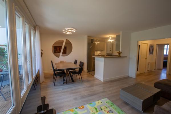 LE MESNIL-SAINT-DENIS — SUPERBE 3-PIÈCES RÉNOVÉ AVEC TERRASSE, PARKING ET CAVE