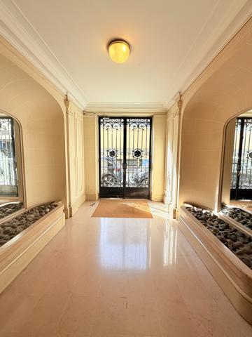 Paris (75017) Grand charme pour ce studio en relation avec la Tour Eiffel