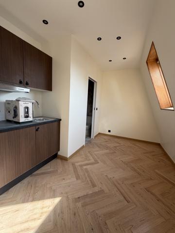 Paris (75017) Grand charme pour ce studio en relation avec la Tour Eiffel