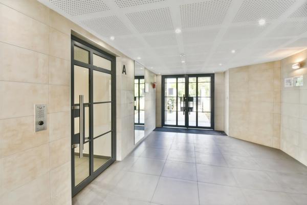 Appartement récent (2022) 2 pièces 42m²- Rez de jardin superficie 80m² + place de parking en sous-sol à Epinay sur orge