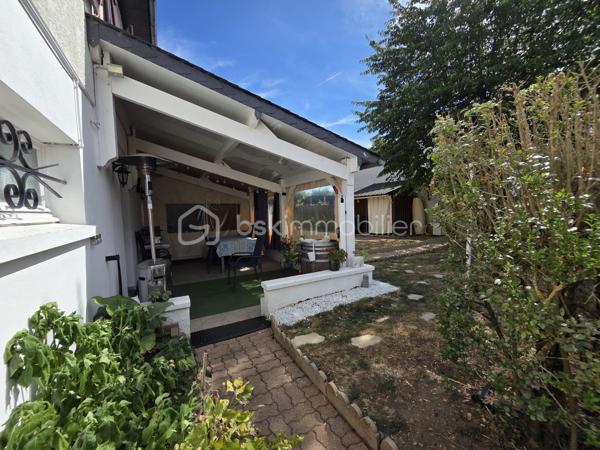 Magnifique Pavillon sur sous-sol de 96m² avec dépendances à Nevers 

Situé dans un quartier calme, proche des commerces et des commodités de Nevers, nous vous présentons ce magnifique pavillon élevé sur sous sol construit en 1979, d'une superficie habitable de 96m², comprenant 4 pièces dont grand salon séjour, cuisine indépendante aménagée et équipée, wc, salle de bain, 3 chambres au rez-de-chaussée, buanderie, atelier, cave, grand garage aménagée et carrelé de 47m² cuisine d'été, wc et salle d'eau en sous-sol, terrasses sous appentis, grande dépendance de type atelier, garage de 53m², et appentis de garage de de 34m², dépendance de jardin, le tout sur un beau terrain d'environ 1040m², arboré, entretenu et entièrement clos.

Au rez-de-chaussée, ce pavillon propose une spacieuse entrée ainsi qu'un dégagement qui dessert toutes les pièces de la maison notamment un grand salon séjour de 34 m², pièce de vie lumineuse qui propose un insert de cheminée pour de belles soirées au coin du feu, ainsi que deux belles portes fenêtres qui donne sur une grande terrasse.
Le dégagement dessert une cuisine indépendante, aménagée et équipée de 11m².
Le rez-de-chaussée se complète de 3 chambres de 10, 10 et 11m², une salle de bain et un wc indépendant.

Du couloir, un escalier mène au sous sol, où ce pavillon propose un grand garage aménagé et carrelé de 47m², un espace buanderie de 34 m², une cave de 17m², un atelier de 16m², ainsi qu'un wc indépendant et une salle d'eau.
A l'extérieur, ce pavillon dispose d'un double espace de terrasse sous appentis de 28 et 21m²,  d'une grande dépendance d'atelier de 34m², d'un double garage attenant de 53m², d'un appentis de garage de de 34m², d'une dépendance de jardin, le tout sur un beau terrain d'environ 1040m², arboré, entretenu et entièrement clos

Tous les sols de cette maison sont en marbre (entrée, salon séjour), en carrelage (cuisine, buanderie cellier, atelier, garage), en linoléum (salle de bain) mais aussi en parquet (chambres), Ce pavillon comporte une isolation double vitrage bois, ainsi que des volets bois standards.
Il dispose de combles isolés et d'une toiture en tuiles ardoisées en bon état.
Côté assainissement, ce pavillon dispose du tout à l'égout conforme.

Les plus de cette maison :
Sa proximité de toutes les commodités, des commerces. La qualité générale du bien entretenu avec des grands volumes de pièces dont son salon séjour, sa cuisine indépendante aménagée et équipée, ses 3 chambres, ses 3 modes de chauffage,  sa buanderie, son garage aménagé, ses extérieurs et ses terrasses sous appentis, ses grandes dépendances et son terrain parfaitement entretenu, arboré et totalement clôturé.

Des photos supplémentaires sont disponibles sur BSK IMMOBILIER > Nos conseillers > Olivier FRESLON
Pour tout renseignement complémentaire ou pour une visite, contactez moi au 07.62.78.13.13.

Idéale pour une grande famille, cette maison est une belle opportunité à saisir!!!