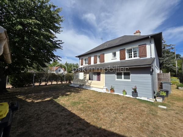 Magnifique Pavillon sur sous-sol de 96m² avec dépendances à Nevers 

Situé dans un quartier calme, proche des commerces et des commodités de Nevers, nous vous présentons ce magnifique pavillon élevé sur sous sol construit en 1979, d'une superficie habitable de 96m², comprenant 4 pièces dont grand salon séjour, cuisine indépendante aménagée et équipée, wc, salle de bain, 3 chambres au rez-de-chaussée, buanderie, atelier, cave, grand garage aménagée et carrelé de 47m² cuisine d'été, wc et salle d'eau en sous-sol, terrasses sous appentis, grande dépendance de type atelier, garage de 53m², et appentis de garage de de 34m², dépendance de jardin, le tout sur un beau terrain d'environ 1040m², arboré, entretenu et entièrement clos.

Au rez-de-chaussée, ce pavillon propose une spacieuse entrée ainsi qu'un dégagement qui dessert toutes les pièces de la maison notamment un grand salon séjour de 34 m², pièce de vie lumineuse qui propose un insert de cheminée pour de belles soirées au coin du feu, ainsi que deux belles portes fenêtres qui donne sur une grande terrasse.
Le dégagement dessert une cuisine indépendante, aménagée et équipée de 11m².
Le rez-de-chaussée se complète de 3 chambres de 10, 10 et 11m², une salle de bain et un wc indépendant.

Du couloir, un escalier mène au sous sol, où ce pavillon propose un grand garage aménagé et carrelé de 47m², un espace buanderie de 34 m², une cave de 17m², un atelier de 16m², ainsi qu'un wc indépendant et une salle d'eau.
A l'extérieur, ce pavillon dispose d'un double espace de terrasse sous appentis de 28 et 21m²,  d'une grande dépendance d'atelier de 34m², d'un double garage attenant de 53m², d'un appentis de garage de de 34m², d'une dépendance de jardin, le tout sur un beau terrain d'environ 1040m², arboré, entretenu et entièrement clos

Tous les sols de cette maison sont en marbre (entrée, salon séjour), en carrelage (cuisine, buanderie cellier, atelier, garage), en linoléum (salle de bain) mais aussi en parquet (chambres), Ce pavillon comporte une isolation double vitrage bois, ainsi que des volets bois standards.
Il dispose de combles isolés et d'une toiture en tuiles ardoisées en bon état.
Côté assainissement, ce pavillon dispose du tout à l'égout conforme.

Les plus de cette maison :
Sa proximité de toutes les commodités, des commerces. La qualité générale du bien entretenu avec des grands volumes de pièces dont son salon séjour, sa cuisine indépendante aménagée et équipée, ses 3 chambres, ses 3 modes de chauffage,  sa buanderie, son garage aménagé, ses extérieurs et ses terrasses sous appentis, ses grandes dépendances et son terrain parfaitement entretenu, arboré et totalement clôturé.

Des photos supplémentaires sont disponibles sur BSK IMMOBILIER > Nos conseillers > Olivier FRESLON
Pour tout renseignement complémentaire ou pour une visite, contactez moi au 07.62.78.13.13.

Idéale pour une grande famille, cette maison est une belle opportunité à saisir!!!