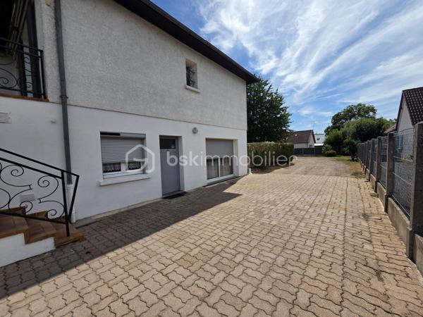 Magnifique Pavillon sur sous-sol de 96m² avec dépendances à Nevers 

Situé dans un quartier calme, proche des commerces et des commodités de Nevers, nous vous présentons ce magnifique pavillon élevé sur sous sol construit en 1979, d'une superficie habitable de 96m², comprenant 4 pièces dont grand salon séjour, cuisine indépendante aménagée et équipée, wc, salle de bain, 3 chambres au rez-de-chaussée, buanderie, atelier, cave, grand garage aménagée et carrelé de 47m² cuisine d'été, wc et salle d'eau en sous-sol, terrasses sous appentis, grande dépendance de type atelier, garage de 53m², et appentis de garage de de 34m², dépendance de jardin, le tout sur un beau terrain d'environ 1040m², arboré, entretenu et entièrement clos.

Au rez-de-chaussée, ce pavillon propose une spacieuse entrée ainsi qu'un dégagement qui dessert toutes les pièces de la maison notamment un grand salon séjour de 34 m², pièce de vie lumineuse qui propose un insert de cheminée pour de belles soirées au coin du feu, ainsi que deux belles portes fenêtres qui donne sur une grande terrasse.
Le dégagement dessert une cuisine indépendante, aménagée et équipée de 11m².
Le rez-de-chaussée se complète de 3 chambres de 10, 10 et 11m², une salle de bain et un wc indépendant.

Du couloir, un escalier mène au sous sol, où ce pavillon propose un grand garage aménagé et carrelé de 47m², un espace buanderie de 34 m², une cave de 17m², un atelier de 16m², ainsi qu'un wc indépendant et une salle d'eau.
A l'extérieur, ce pavillon dispose d'un double espace de terrasse sous appentis de 28 et 21m²,  d'une grande dépendance d'atelier de 34m², d'un double garage attenant de 53m², d'un appentis de garage de de 34m², d'une dépendance de jardin, le tout sur un beau terrain d'environ 1040m², arboré, entretenu et entièrement clos

Tous les sols de cette maison sont en marbre (entrée, salon séjour), en carrelage (cuisine, buanderie cellier, atelier, garage), en linoléum (salle de bain) mais aussi en parquet (chambres), Ce pavillon comporte une isolation double vitrage bois, ainsi que des volets bois standards.
Il dispose de combles isolés et d'une toiture en tuiles ardoisées en bon état.
Côté assainissement, ce pavillon dispose du tout à l'égout conforme.

Les plus de cette maison :
Sa proximité de toutes les commodités, des commerces. La qualité générale du bien entretenu avec des grands volumes de pièces dont son salon séjour, sa cuisine indépendante aménagée et équipée, ses 3 chambres, ses 3 modes de chauffage,  sa buanderie, son garage aménagé, ses extérieurs et ses terrasses sous appentis, ses grandes dépendances et son terrain parfaitement entretenu, arboré et totalement clôturé.

Des photos supplémentaires sont disponibles sur BSK IMMOBILIER > Nos conseillers > Olivier FRESLON
Pour tout renseignement complémentaire ou pour une visite, contactez moi au 07.62.78.13.13.

Idéale pour une grande famille, cette maison est une belle opportunité à saisir!!!