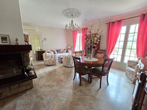 Magnifique Pavillon sur sous-sol de 96m² avec dépendances à Nevers 

Situé dans un quartier calme, proche des commerces et des commodités de Nevers, nous vous présentons ce magnifique pavillon élevé sur sous sol construit en 1979, d'une superficie habitable de 96m², comprenant 4 pièces dont grand salon séjour, cuisine indépendante aménagée et équipée, wc, salle de bain, 3 chambres au rez-de-chaussée, buanderie, atelier, cave, grand garage aménagée et carrelé de 47m² cuisine d'été, wc et salle d'eau en sous-sol, terrasses sous appentis, grande dépendance de type atelier, garage de 53m², et appentis de garage de de 34m², dépendance de jardin, le tout sur un beau terrain d'environ 1040m², arboré, entretenu et entièrement clos.

Au rez-de-chaussée, ce pavillon propose une spacieuse entrée ainsi qu'un dégagement qui dessert toutes les pièces de la maison notamment un grand salon séjour de 34 m², pièce de vie lumineuse qui propose un insert de cheminée pour de belles soirées au coin du feu, ainsi que deux belles portes fenêtres qui donne sur une grande terrasse.
Le dégagement dessert une cuisine indépendante, aménagée et équipée de 11m².
Le rez-de-chaussée se complète de 3 chambres de 10, 10 et 11m², une salle de bain et un wc indépendant.

Du couloir, un escalier mène au sous sol, où ce pavillon propose un grand garage aménagé et carrelé de 47m², un espace buanderie de 34 m², une cave de 17m², un atelier de 16m², ainsi qu'un wc indépendant et une salle d'eau.
A l'extérieur, ce pavillon dispose d'un double espace de terrasse sous appentis de 28 et 21m²,  d'une grande dépendance d'atelier de 34m², d'un double garage attenant de 53m², d'un appentis de garage de de 34m², d'une dépendance de jardin, le tout sur un beau terrain d'environ 1040m², arboré, entretenu et entièrement clos

Tous les sols de cette maison sont en marbre (entrée, salon séjour), en carrelage (cuisine, buanderie cellier, atelier, garage), en linoléum (salle de bain) mais aussi en parquet (chambres), Ce pavillon comporte une isolation double vitrage bois, ainsi que des volets bois standards.
Il dispose de combles isolés et d'une toiture en tuiles ardoisées en bon état.
Côté assainissement, ce pavillon dispose du tout à l'égout conforme.

Les plus de cette maison :
Sa proximité de toutes les commodités, des commerces. La qualité générale du bien entretenu avec des grands volumes de pièces dont son salon séjour, sa cuisine indépendante aménagée et équipée, ses 3 chambres, ses 3 modes de chauffage,  sa buanderie, son garage aménagé, ses extérieurs et ses terrasses sous appentis, ses grandes dépendances et son terrain parfaitement entretenu, arboré et totalement clôturé.

Des photos supplémentaires sont disponibles sur BSK IMMOBILIER > Nos conseillers > Olivier FRESLON
Pour tout renseignement complémentaire ou pour une visite, contactez moi au 07.62.78.13.13.

Idéale pour une grande famille, cette maison est une belle opportunité à saisir!!!
